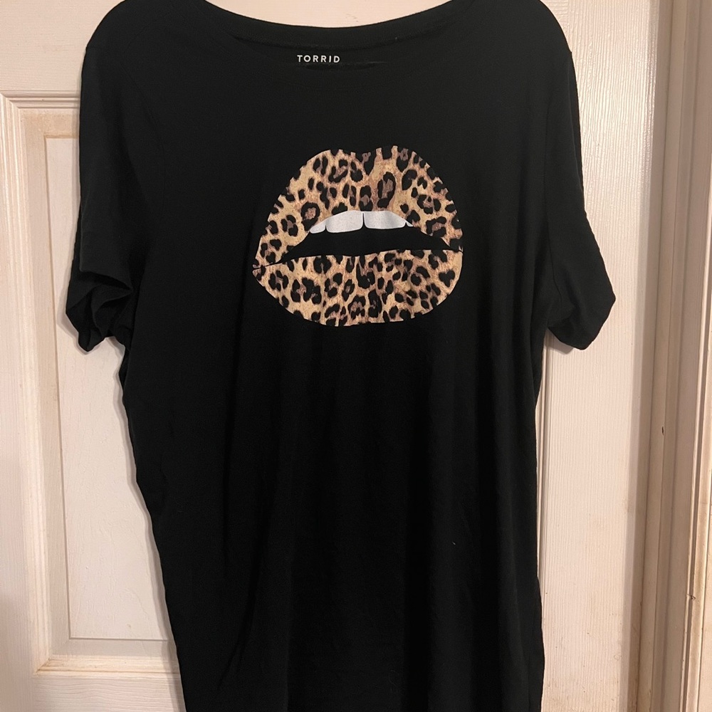 Torrid, size 3, classic fit, black with leopard lips shirt